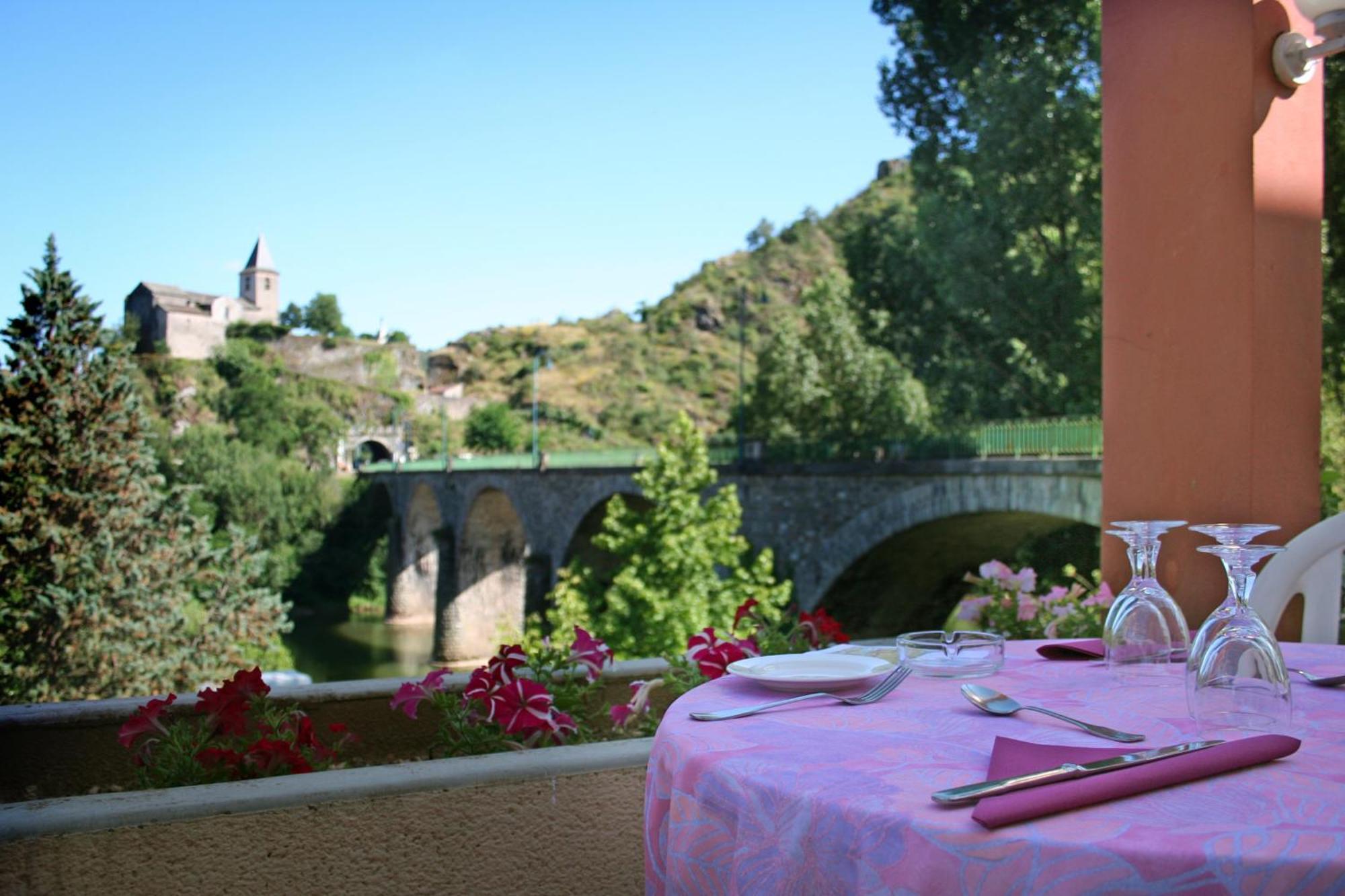 Logis Hotel Restaurant Du Pont Ambialet Exteriör bild