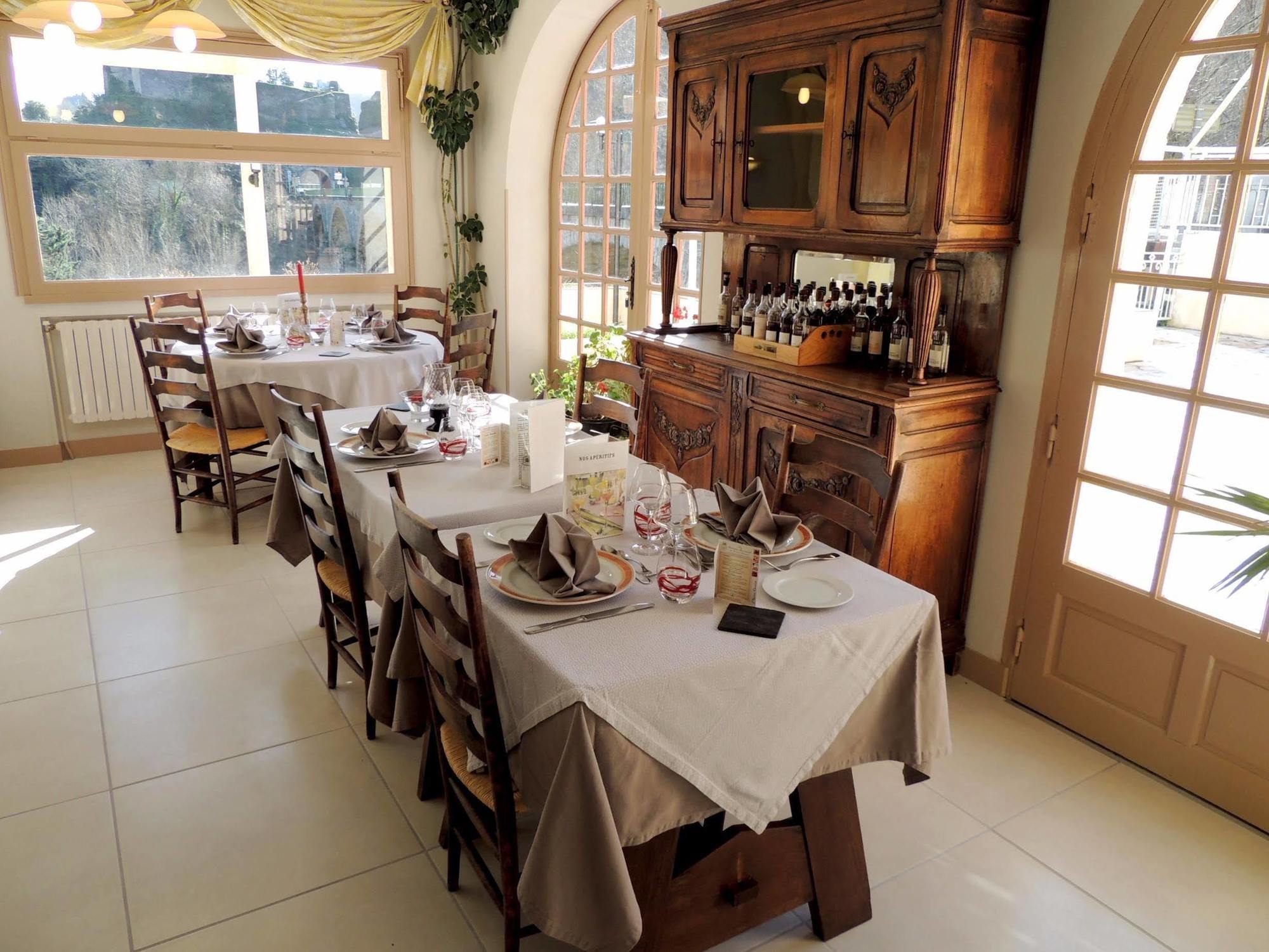 Logis Hotel Restaurant Du Pont Ambialet Exteriör bild