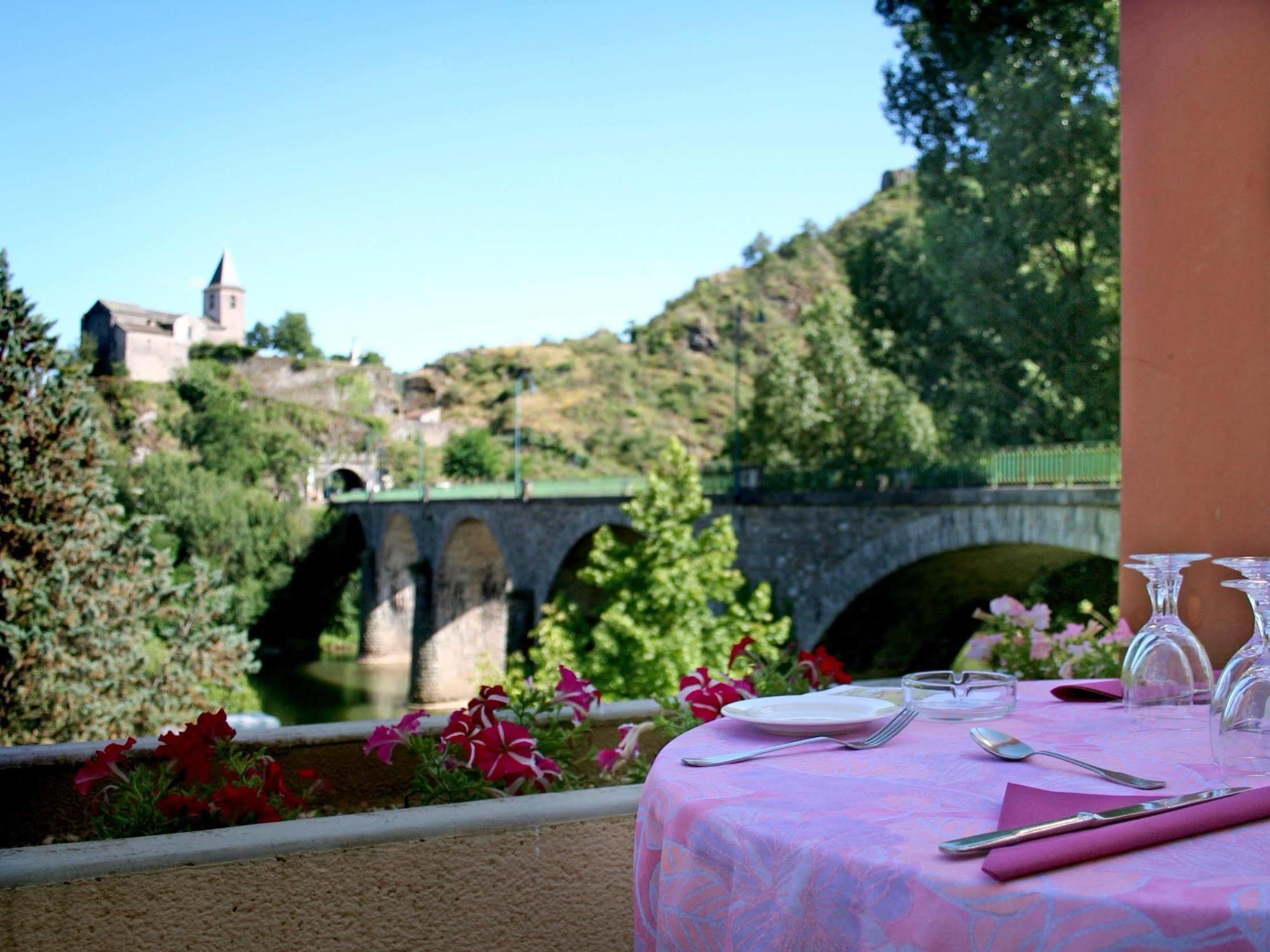 Logis Hotel Restaurant Du Pont Ambialet Exteriör bild