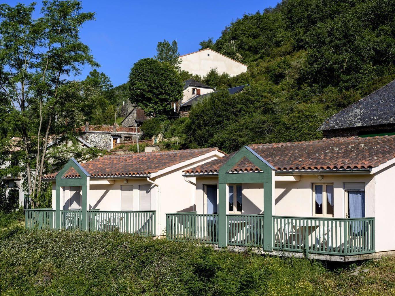 Logis Hotel Restaurant Du Pont Ambialet Exteriör bild